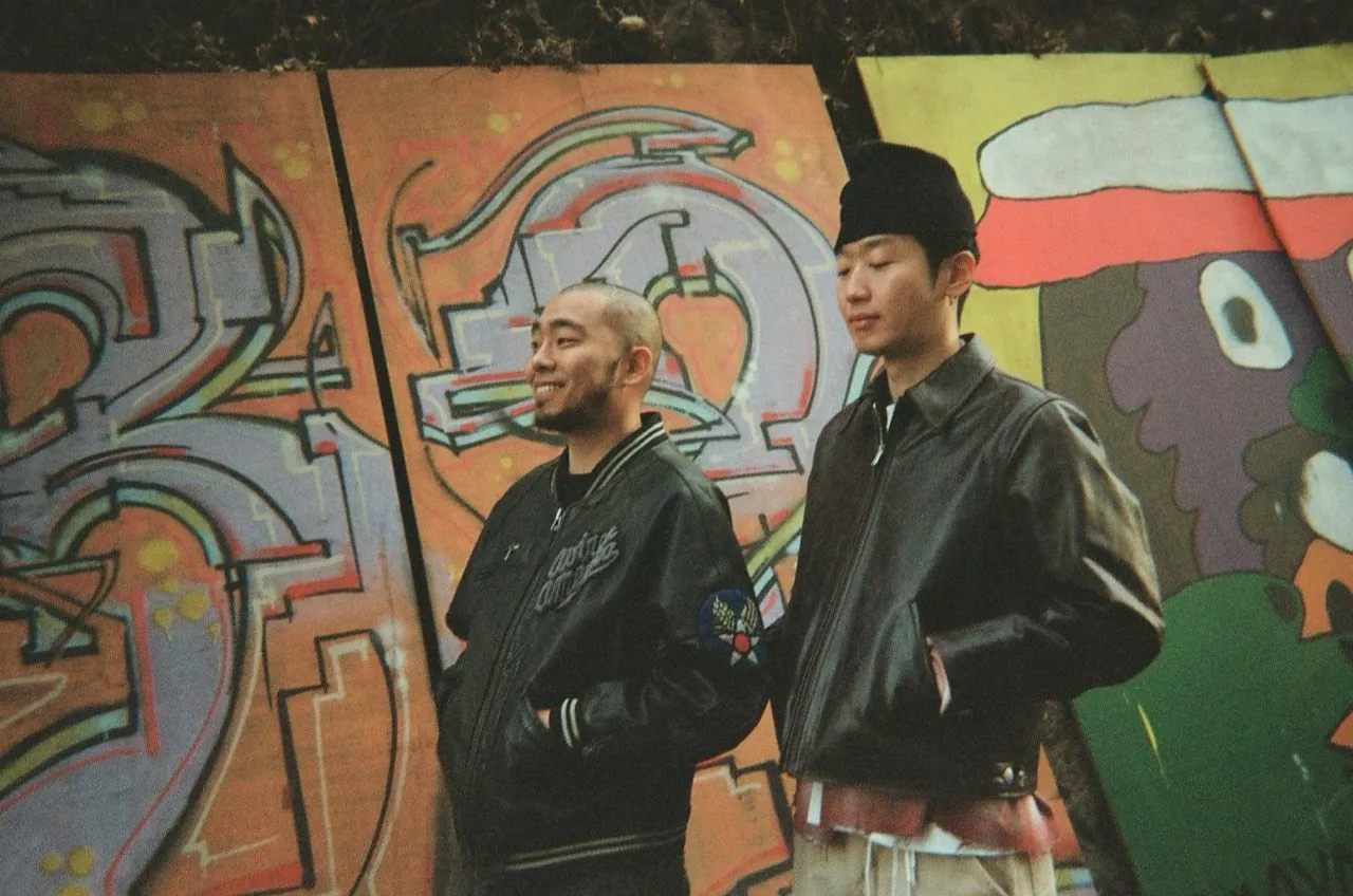 그라피티 벽 앞에 선 DJ co.kr와 h4rdy
